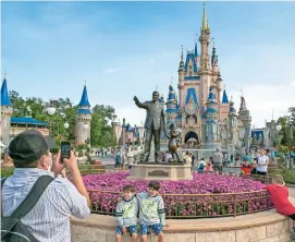  ?? ?? Personas visitan el parque Magic Kingdom en Lake Buena Vista, Florida