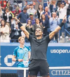  ?? FOTO: AP ?? Roger Federer celebra su tercer US Open, 16º Grand Slam, con Anderson al fondo