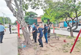  ?? ?? Agentes policiales buscan evidencias en el barrio Republican­o, tras el nuevo caso de sicariato.