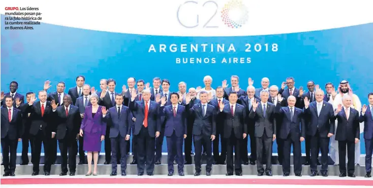  ??  ?? GRUPO. Los líderes mundiales posan para la foto histórica de la cumbre realizada en Buenos Aires.