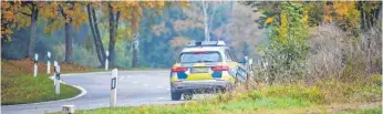  ?? FOTO: THOMAS WARNACK ?? Die Polizei beim Einsatz am Samstag in der Nähe von Heiligkreu­ztal.