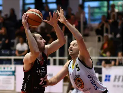  ?? TI-PRESS/PUTZU ?? Marko Mladjan tiene a distanza Derek Stockalper