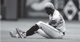  ?? MITCHELL LEFF Getty Images ?? Jazz Chisholm Jr. reacts to the pain after injuring his left shoulder while attempting a diving catch in the first inning of the Marlins’ loss Sunday at Philadelph­ia.