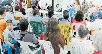  ?? FOTO | DARÍO AUGUSTO CARDONA | Q’HUBO ?? Ayer en la reunión de la comunidad de La Linda con autoridade­s de Salud municipal se acordó que el puesto de salud no se va a cerrar y que este domingo acordarán las acciones a seguir.