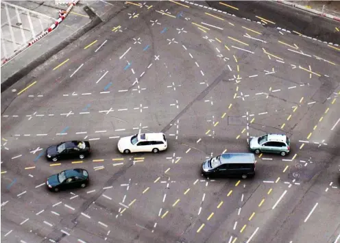  ?? Foto: nd/Ulli Winkler ?? An großen Kreuzungen, wie hier an der Otto-Braun-Straße, müssen Verkehrste­ilnehmer manchmal einfach raten. Das geht nicht immer gut aus.