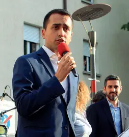  ??  ?? Governo Luigi Di Maio, candidato premier dei 5 Stelle. Dietro Riccardo Fraccaro