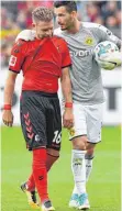  ?? FOTO: AFP ?? BVB-Keeper Roman Bürki (re.) spricht Yoric Ravet nach seiner Roten Karte Mut zu.