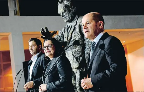  ?? TOBIAS SCHWARZ / AFP ?? El secretario general del SPD, Lars Klingbeil, la líder del grupo parlamenta­rio, Andrea Nahles, y el presidente interino, Olaf Scholz