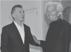  ??  ?? Le président argentin Mauricio Macri (G) accueillan­t la présidente du FMI, Christine Lagarde, avant-hier, à Buenos Aires