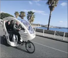  ?? (Photo Luc Boutria) ?? En plus de proposer un service de transport, Laurent de Mon Coursier de quartier, invite les annonceurs à le contacter s’ils veulent faire figurer leurs publicités sur son « cyclo ».