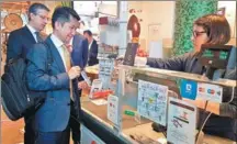  ?? PHOTO BY XINHUA ?? Chinese customers use the Alipay platform to purchase goods at a store in Rome.