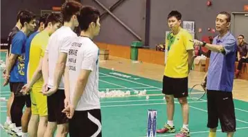  ??  ?? MISBUN (kanan) di Akademik Badminton Malaysia.