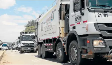  ?? Foto Luis Alfredo Estévez/la Opinión ?? Al levantarse el taponamien­to en Patillales, en la carretera a Puerto Santander, los camiones cargados con basura pudieron volver a transitar hacia el relleno sanitario Guayuabal. /