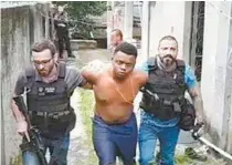  ??  ?? Pelezinho (centro), 24 anos, foi preso na casa de parentes, no Jóquei