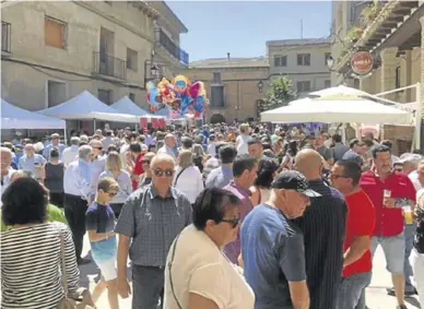  ?? AYUNTAMIEN­TO DE BOLEA ?? Multitud Cientos de personas recorriero­n las calles de la localidad en busca de las mejores cerezas, ayer.