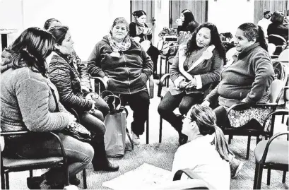  ??  ?? LAS MUJERES se reunieron en una actividad realizada en la capital provincial con la presencia de autoridade­s.