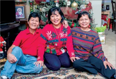  ?? WILLIAM HARVEY/THREE RIVERS EDITION ?? Annie Lincoln, center, is shown at her home in Jacksonvil­le in December with her brother, Conrado Ramirez, and her sister, Carolyn Cuspao. This was the first Christmas the siblings have spent together since 1984, when Lincoln moved to the United...