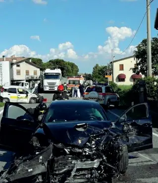  ??  ?? Auto distrutta La Porsche e sotto Ermanno Boffa con la vittima Evelina Federigo