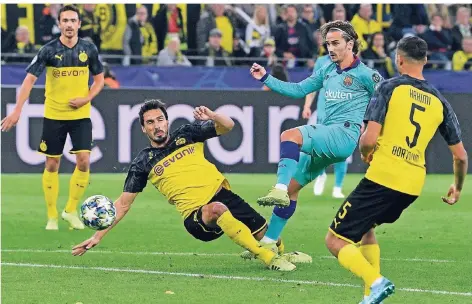  ?? FOTO: AP ?? Dortmunds Mats Hummels wirft sich in den Schuss von Antoine Griezmann (blauer Dress). Thomas Delaney (links) und Achraf Hakimi beobachten. Gruppe F Gruppe G Gruppe H