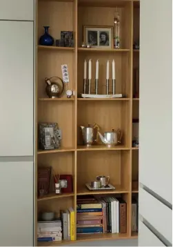  ??  ?? SHELVING Made from oak, the bespoke curved shelves mirror the rounded design of the kitchen, and match the breakfast bar