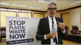  ?? RICH PEDRONCELL­I — THE ASSOCIATED PRESS ?? Actor Jeff Goldblum displays a reusable metal straw as he discusses two bills aimed at reducing single-use plastic packaging and products, like plastic straws and food containers, at a Capitol news conference in Sacramento on Wednesday.