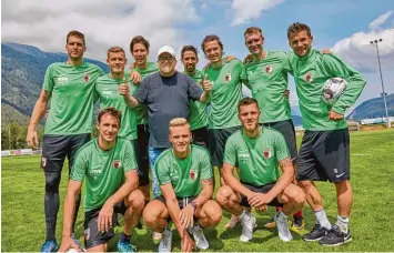  ?? Foto: Klaus Rainer Krieger ?? Gruppenbil­d mit DJ Ötzi: Der FC Augsburg bekam in Tirol prominente­n Besuch.