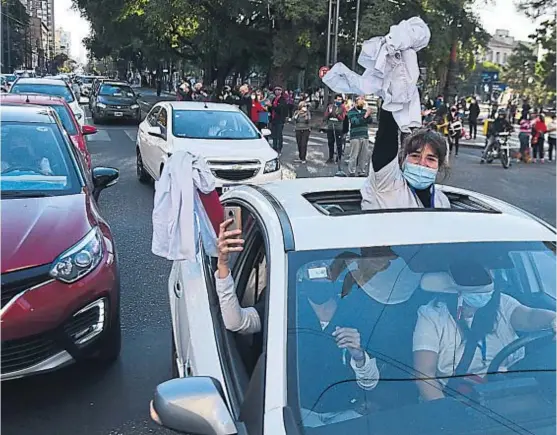  ?? (PEDRO CASTILLO) ?? Larga fila. En la ciudad de Córdoba, la procesión de vehículos recorrió calles y avenidas con bocinazos y aplausos en favor de los médicos.