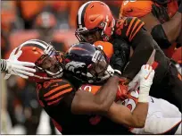  ?? DAVID ZALUBOWSKI — THE ASSOCIATED PRESS JACK DEMPSEY — THE ASSOCIATED PRESS ?? Broncos wide receiver Courtland Sutton pulls in a touchdown pass as Browns cornerback Denzel Ward defends Nov. 3in Denver.
Broncos running back Phillip Lindsay, center, is tackled by Browns defensive tackle Sheldon Richardson, left, during the second half.