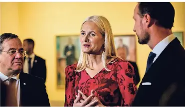  ?? RP-FOTO: ANNE ORTHEN ?? Ministerpr­äsident Armin Laschet (links) und das norwegisch­e Kronprinze­npaar Mette-Marit und Hakoon eröffneten am Freitagabe­nd in der Kunstsamml­ung K20 eine Ausstellun­g.