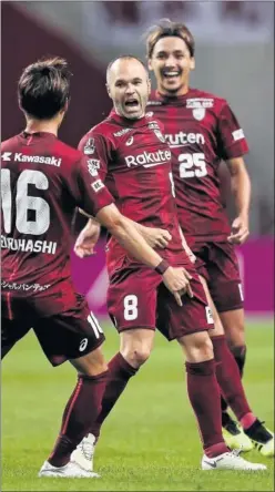  ??  ?? GOLAZO. Iniesta celebra su gol ante el Sanfrecce Hiroshima.