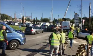  ?? Le rond-point de la Halte paralysé par les «gilets jaunes» toute la journée.(Photos Gaëlle Arama) ??