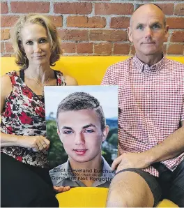  ?? ADRIAN LAM, TC ?? Rachel Staples and Brock Eurchuk with a photo of their son Elliot.