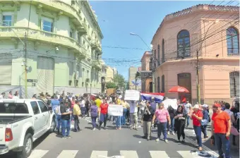  ??  ?? Ejecutivo propone modificar la ley de la función pública, pero no para de realizar nombramien­tos de funcionari­os en coincidenc­ia con la proximidad de las elecciones.