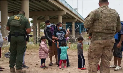  ?? /ALLISON DINNER/AFP/GETTY IMAGES ?? Los inmigrante­s serán atendidos en forma más acelerada en la frontera, tanto para expulsione­s expeditas, como en respuesta a sus solicitude­s de asilo.