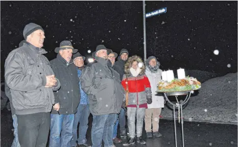 ?? FOTO: BARBARA BAUR ?? Die Vertreter aus Riedhausen singen zur Eröffnung der Straße im interkommu­nalen Gewerbegeb­iet Königsegg gemeinsam das Adventslie­d von Maria Ferschl.