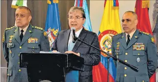  ?? VÍCTOR HOLGUIN / AFP ?? Bogotá. El ministro de Defensa de Colombia, Carlos Holmes Trujillo (c), en compañía de altos jefes de las FF. AA.