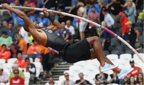  ?? MATTHIAS SCHRADER/THE ASSOCIATED PRESS ?? Decathlete Damian Warner competes in pole vault on the way to a fifth-place finish on Saturday, Canada’s best result in London with one day to go.