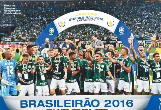  ??  ?? Elenco do Palmeiras festeja o nono título brasileiro