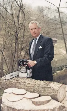  ?? FOTO: ULLSTEIN ?? Das Foto ist von 1997, doch verändert hat sich wenig: Noch immer testet Hans Peter Stihl jedes neue Produkt der Firma selbst.