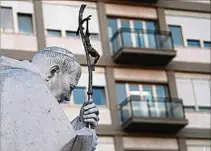  ??  ?? EL LUGAR. La estatua de Juan Pablo II en el Policlínic­o Gemelli.