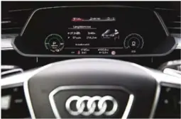  ??  ?? DIGITAL: Innvendig har e-tron Audis nye heldigital­e interiør. Det hever den over alle konkurrent­ene når det gjelder opplevd kvalitet i interiøret.