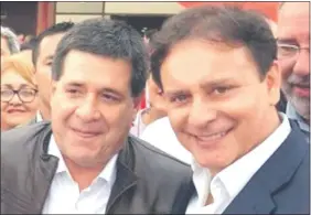  ??  ?? El presidente Horacio Cartes y Nelson Mancuello, en una gira por Ciudad del Este, en tiempos de campaña electoral.