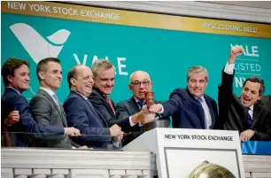  ?? Reuters ?? Brazilian mining company Vale s.a.’s CeO Fabio schvartsma­n and executives close the trading day at the New York stock exchange. —