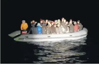  ??  ?? La patera localizada frente a Barbate en la madrugada de ayer por el Servicio Marítimo de la Benemérita.