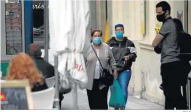  ?? M.C.I.C. ?? Varias personas con mascarilla, ayer en las calles de Algeciras.