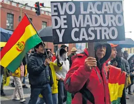  ?? AFP ?? Protestas de ciudadanos en La Paz, Bolivia, sobre resultados de los escrutinio­s.