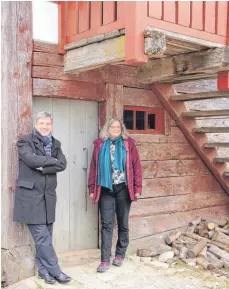  ?? FOTO: DAVID ZAPP ?? Mehr als nur eine Scheune: Landrat Stefan Bär und Museumslei­terin Almut Grüner posieren gut gelaunt vor dem „ Haus des Jahres 2018“– der Stallscheu­ne Haberstenw­eiler.