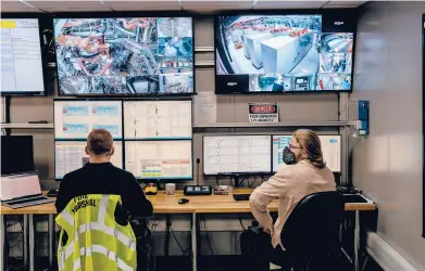  ?? ANDREW TESTA FOR THE NEW YORK TIMES ?? Scientists and engineers monitor the reactor at Tokamak Energy in Abingdon, England.