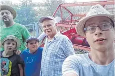  ?? FOTO: PRIVAT ?? Selfie zur Feier des geglückten Experiment­s: (v.l.) Thomas Merkle mit den Söhnen Jakob und Florian, Hermann Wiech und Simon Kerler vor dem Mähdresche­r.