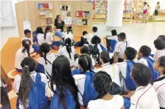  ?? CORTESÍA ?? Una muestra literaria con estudiante­s de primaria.